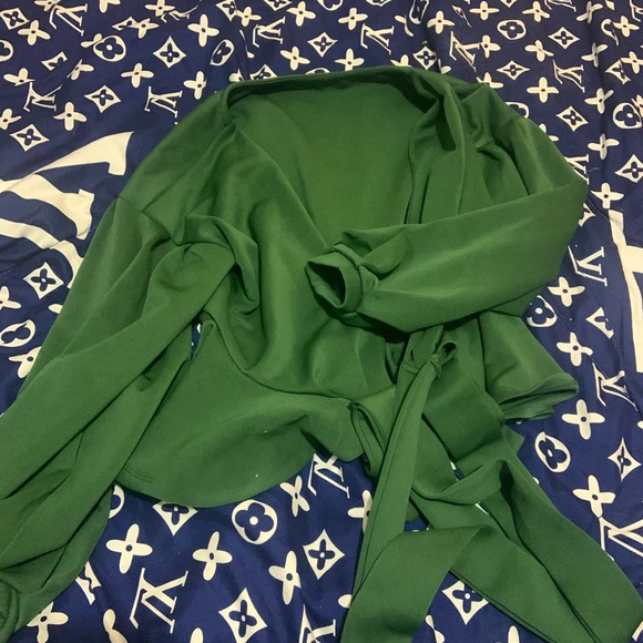 Nice top with belt - Picture 2 of 2